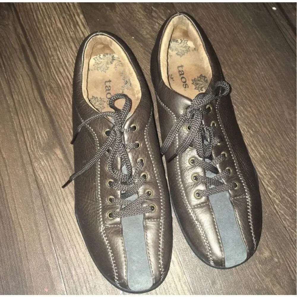 Taos Stealth brown lace up sneakers, size 7.5